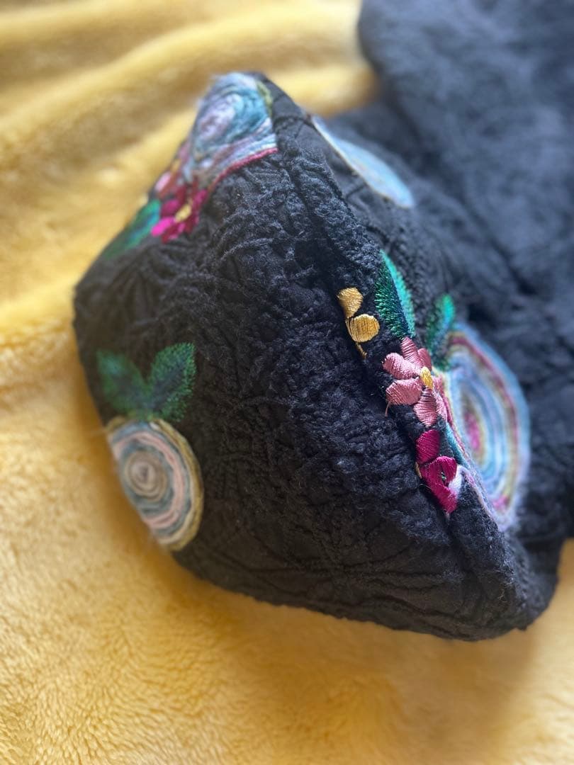 ラスコリナス　刺繍入りフード付きロングコート