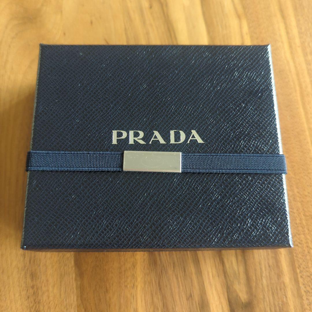 PRADA ブラック 二つ折り財布 リボンモチーフ