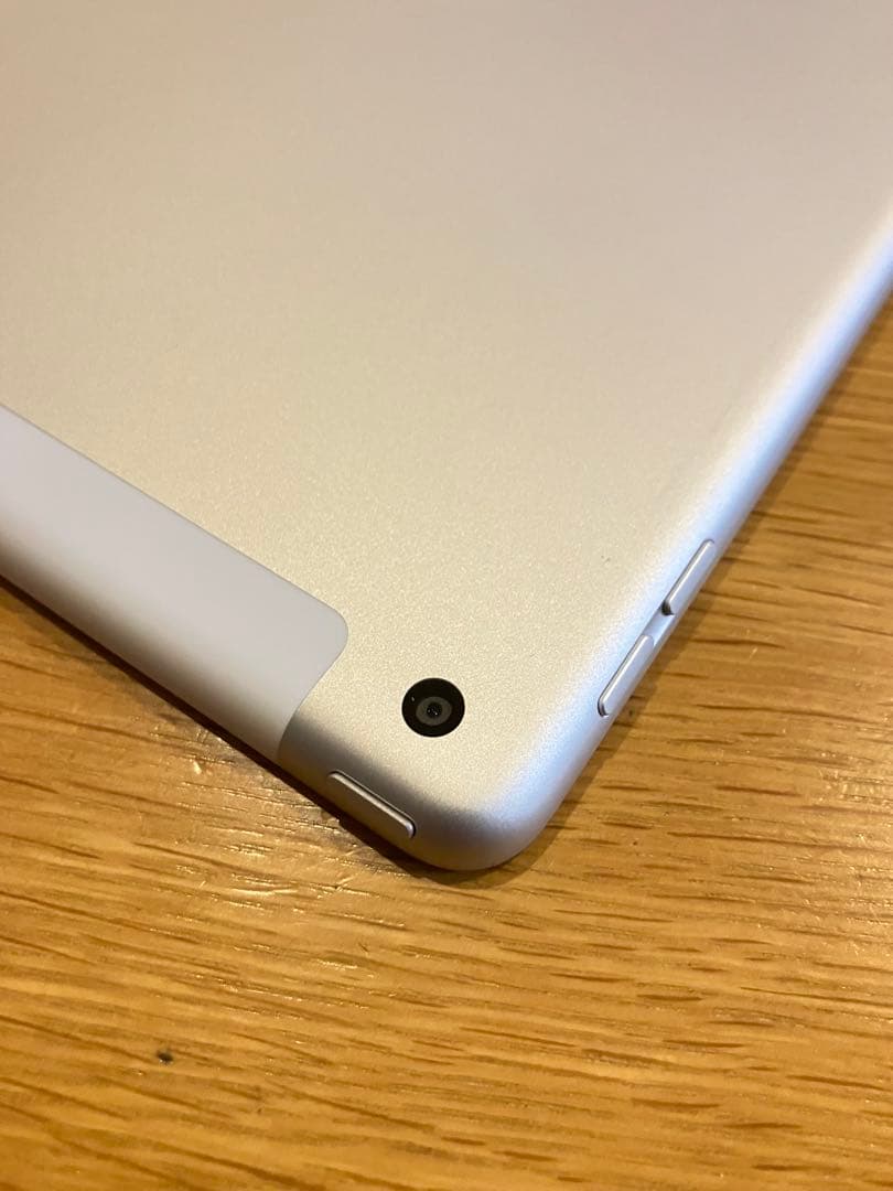 美品バッテリー良好 iPad 第7世代 32GB Wi-Fi セルラードコモ