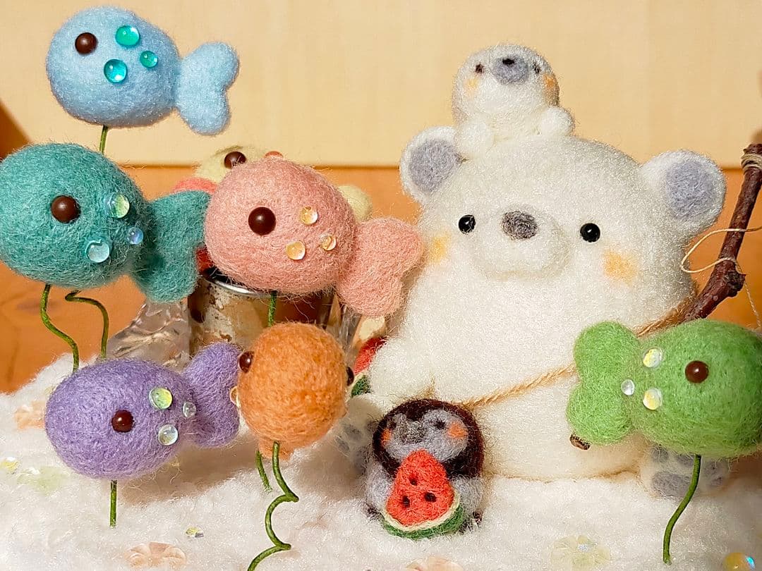✿羊毛フェルト✿mahi様✿ぽってりしろくまさんの魚釣り✿虹色の魚✿