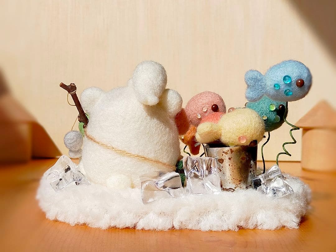 ✿羊毛フェルト✿mahi様✿ぽってりしろくまさんの魚釣り✿虹色の魚✿
