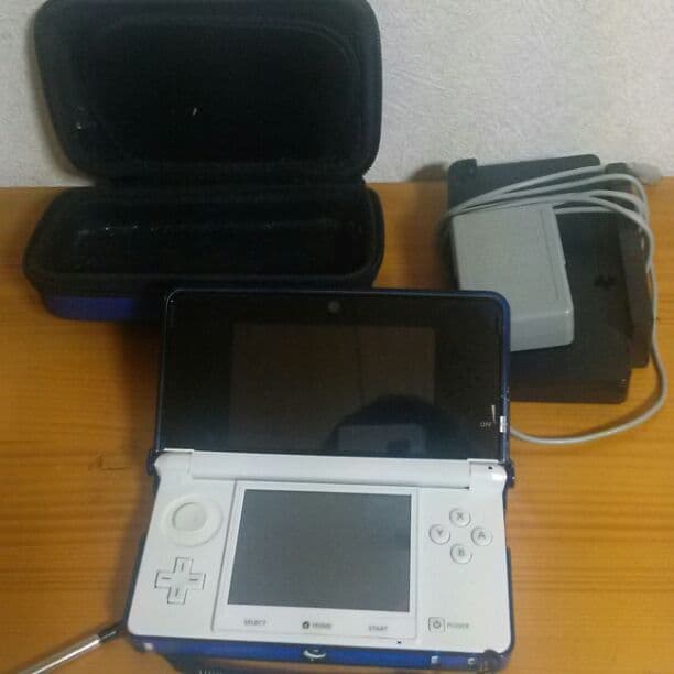 3DS本体（ホワイト）＆カバー（ブルー）＆充電器＆ケース