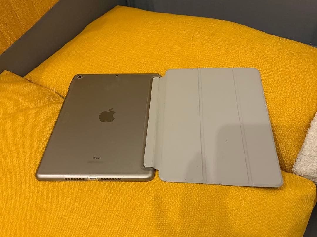 [自立カバー付き】美品 iPad 第8世代