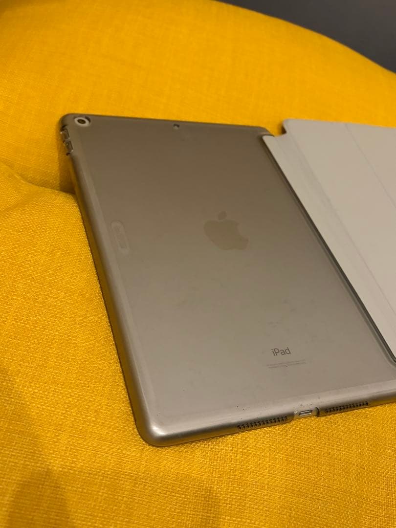 [自立カバー付き】美品 iPad 第8世代
