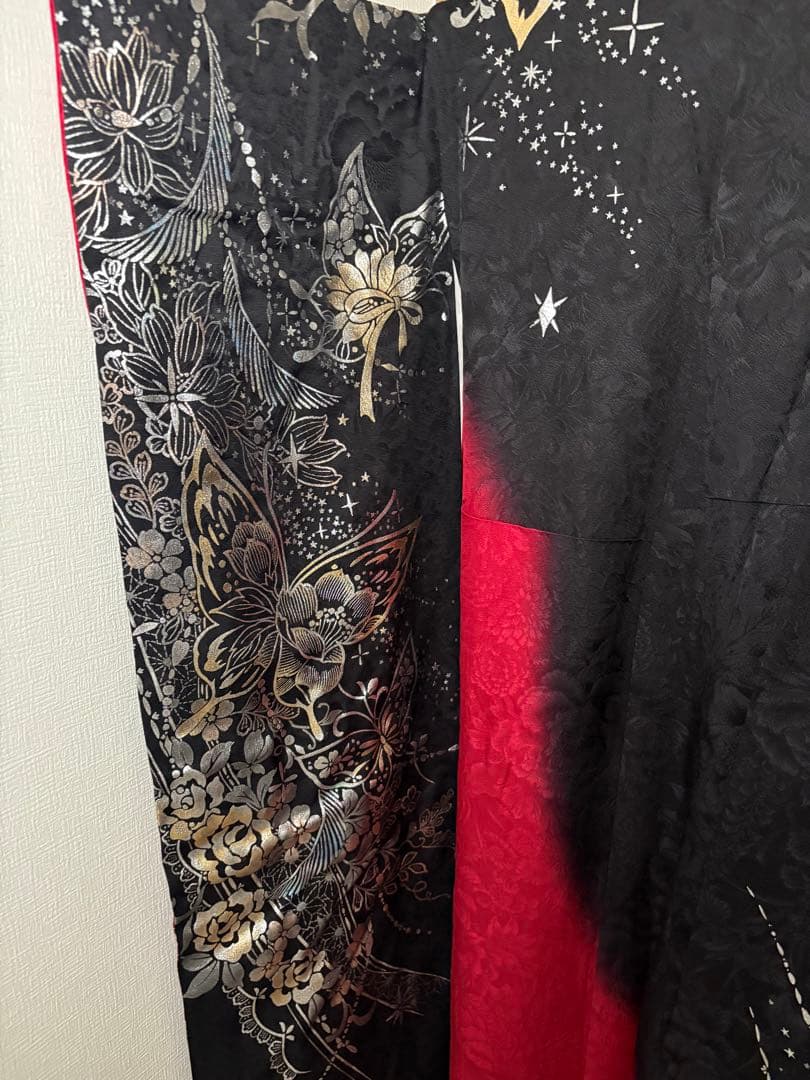 振袖 黒と赤のグラデーション 花と蝶刺繍