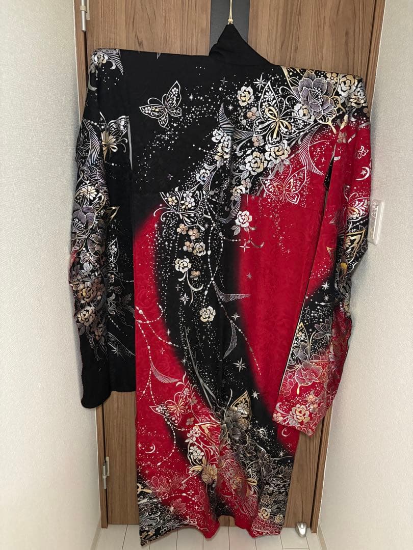 振袖 黒と赤のグラデーション 花と蝶刺繍