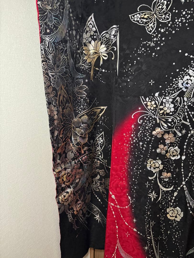 振袖 黒と赤のグラデーション 花と蝶刺繍
