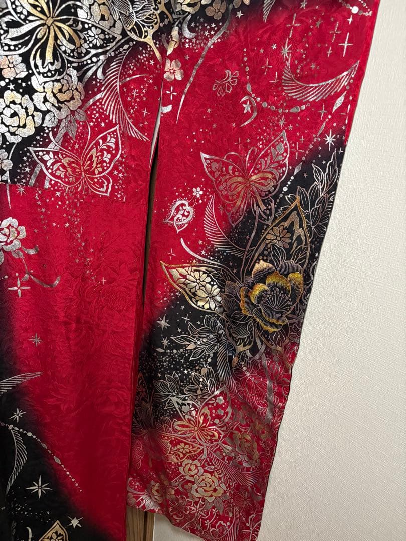 振袖 黒と赤のグラデーション 花と蝶刺繍