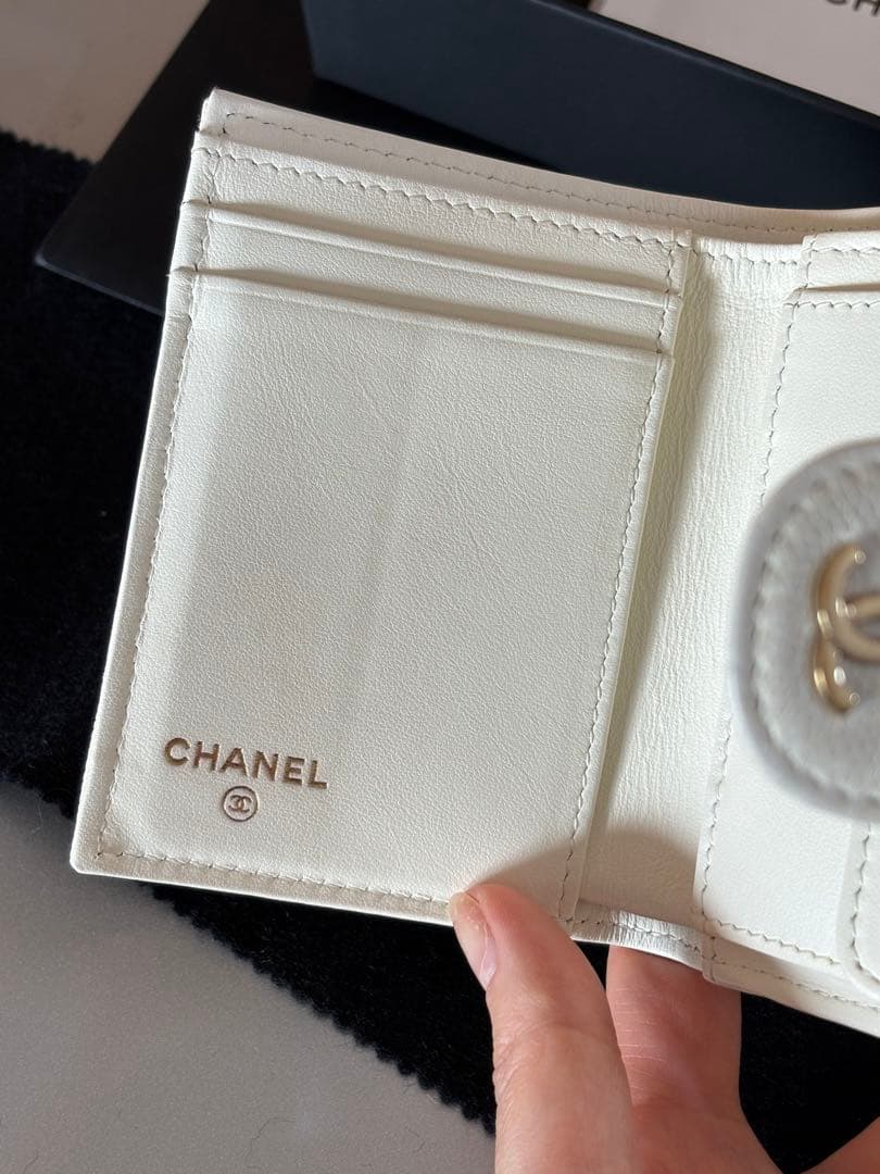 CHANEL マトラッセ キャビアスキン レザー 三つ折り財布 アイボリー 白