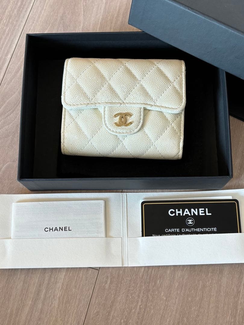 CHANEL マトラッセ キャビアスキン レザー 三つ折り財布 アイボリー 白