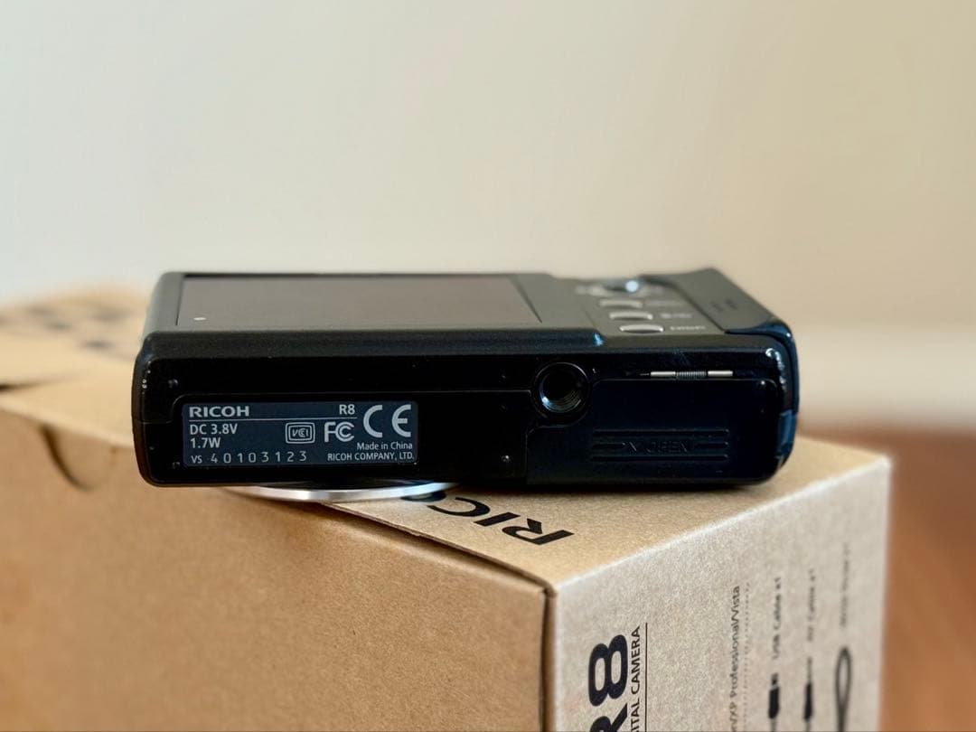 RICOH R8 コンパクトデジタルカメラ　レアカラー　完動品