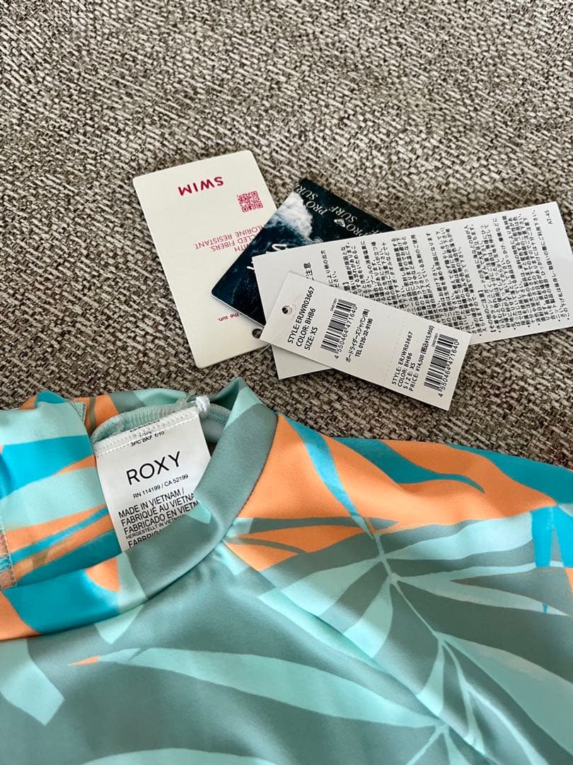 新品未使用　ROXY ラッシュガードワンピース S サイズ