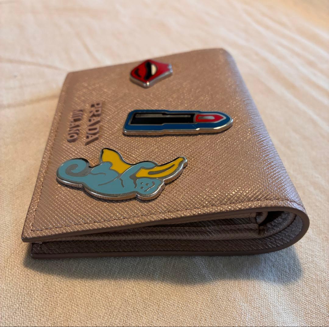 PRADA ベージュ 二つ折り財布 モチーフ付き