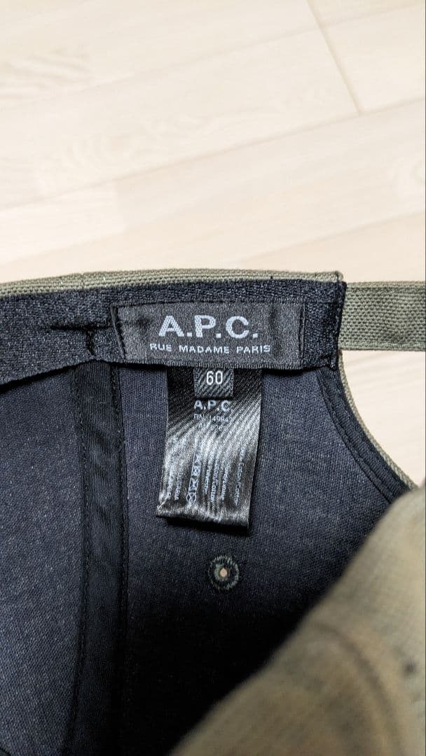 A.P.C. オリーブ ベースボールキャップ
