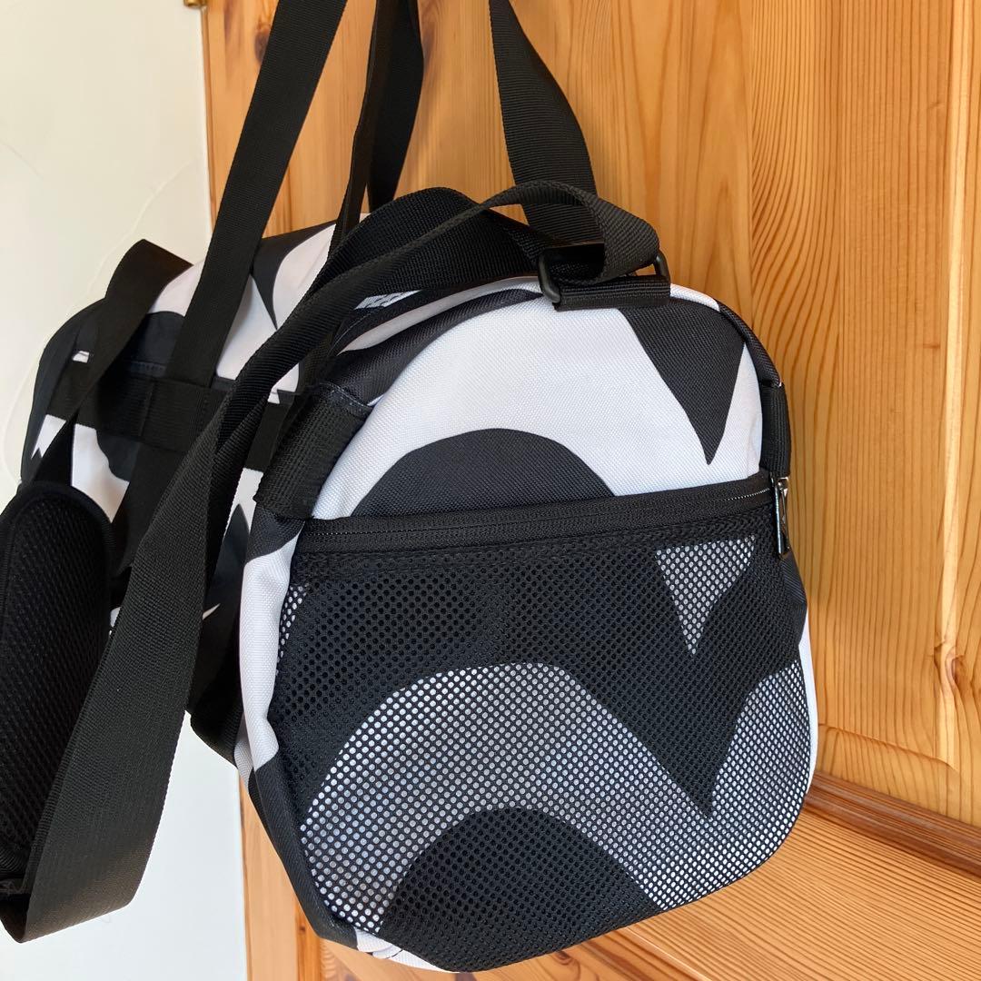 【美品】 アディダス　marimekko ボストンバッグ　ライネ柄　白黒