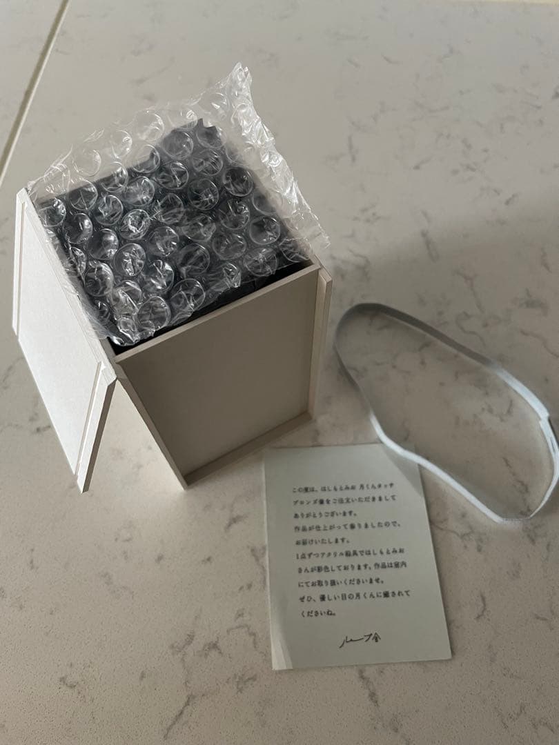 彫刻家 はしもとみお「月くんタッチ（ブロンズ像）」