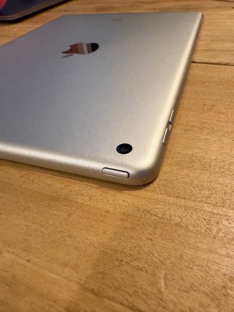 【ケース付き】iPad (第6世代) 32GB Wi-Fiモデル シルバー 本体