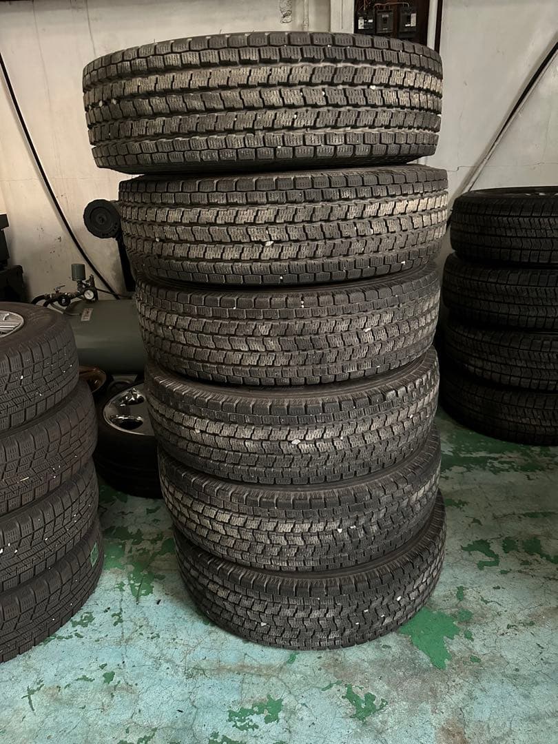トヨタコースタースタッドレスタイヤホイールセット 215/70R17.5