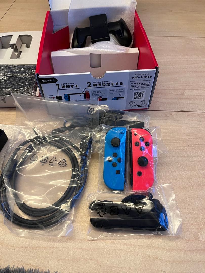 【中古美品】Nintendo Switch 本体・コントローラー・充電器完備
