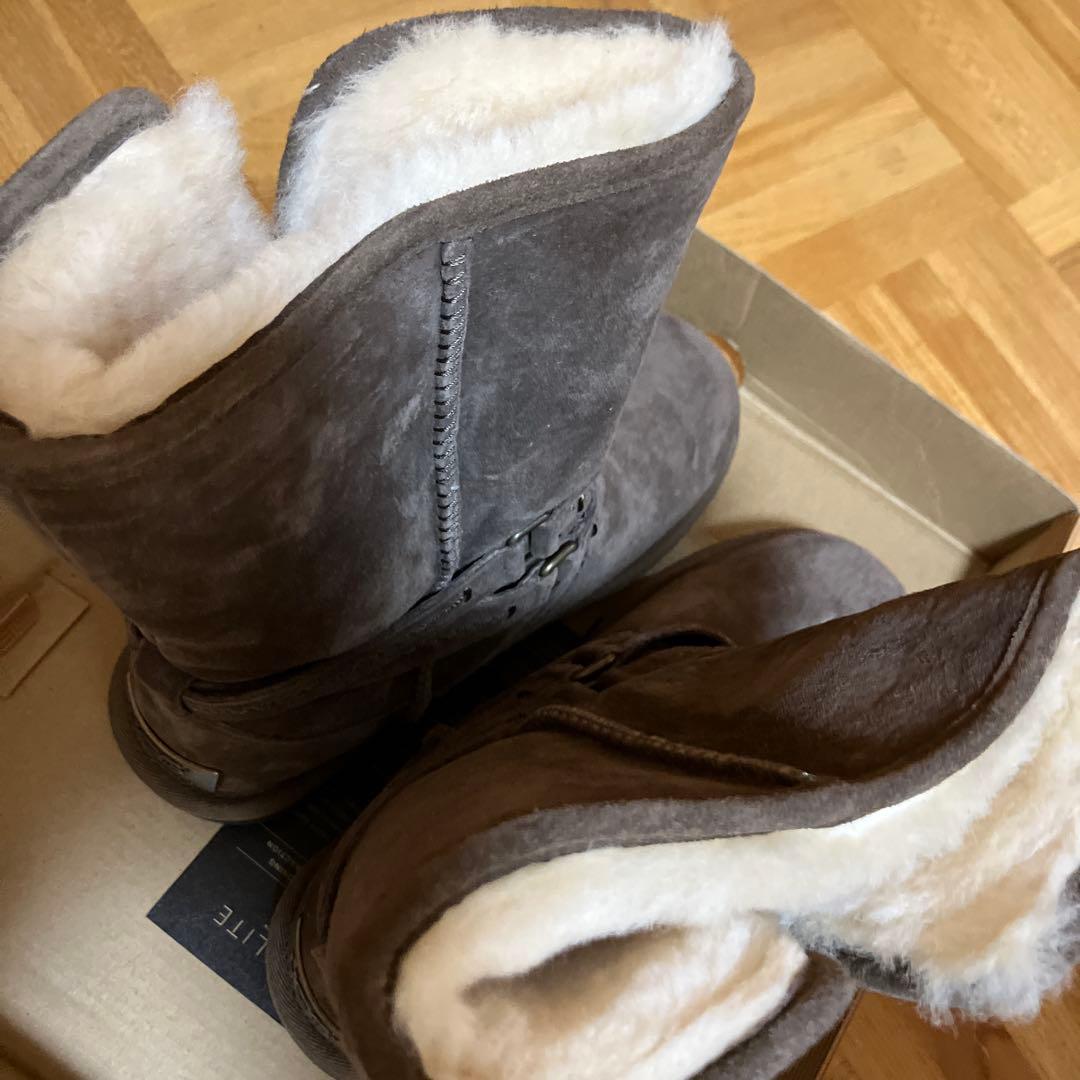 UGG 焦げ茶色ムートンブーツ バックストラップ付き
