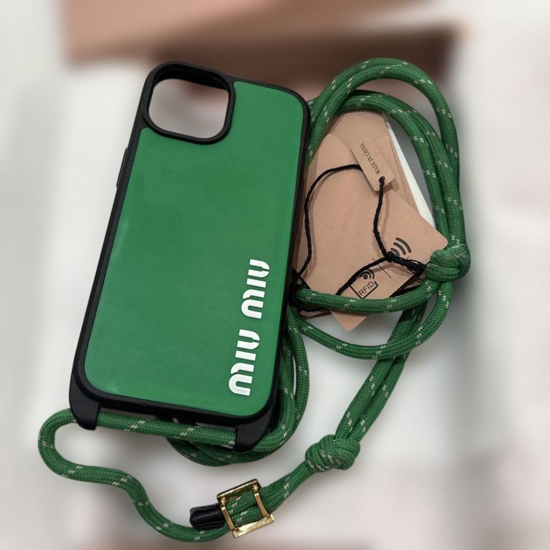 miu miu ストラップ付きケース iPhone15ケース