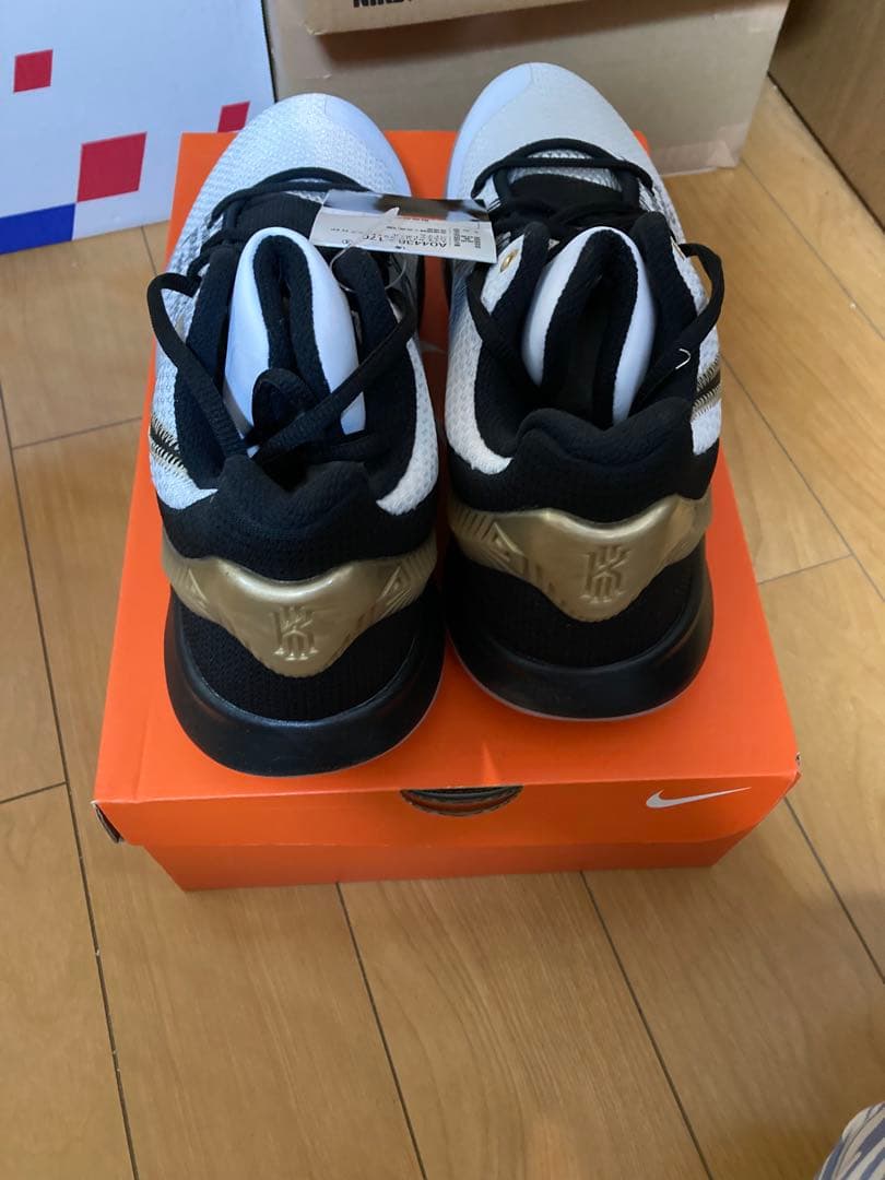 NIKE KYRIE FLYTRAP Ⅱ EPホワイト/ブラック28.5cm