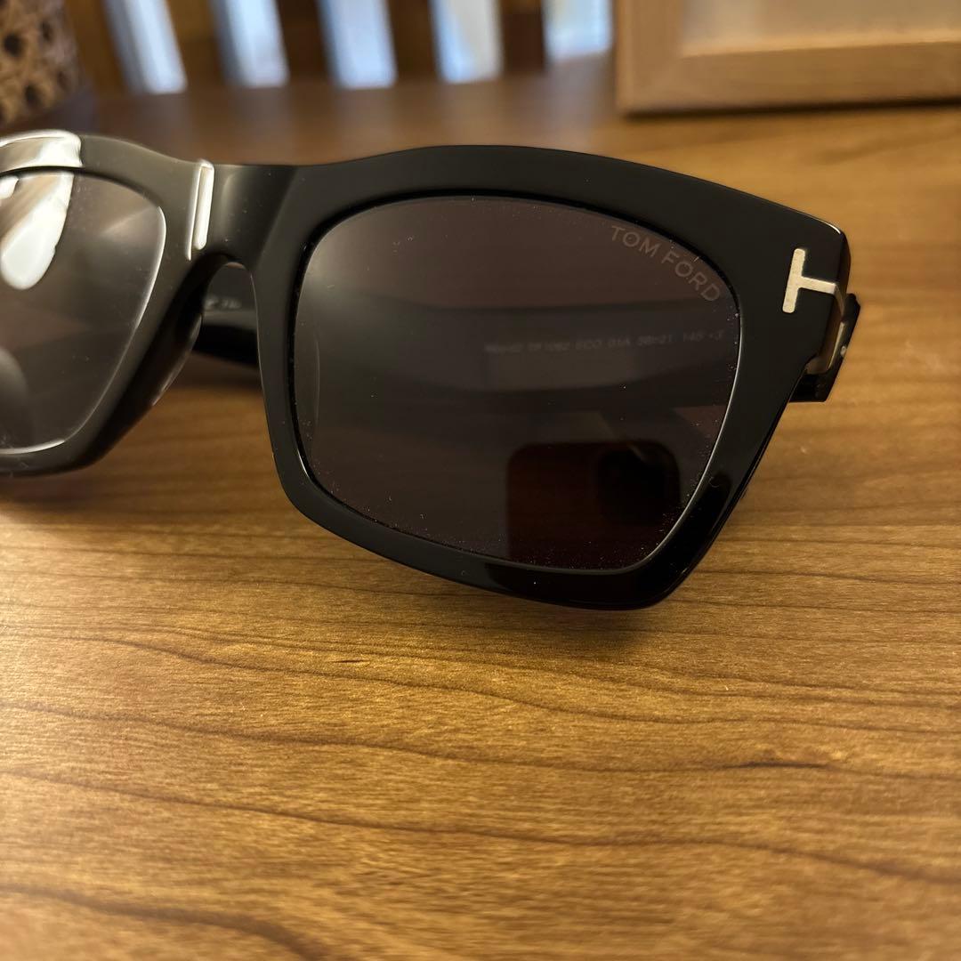 TOM FORD トムフォード サングラス FT1062-5601A