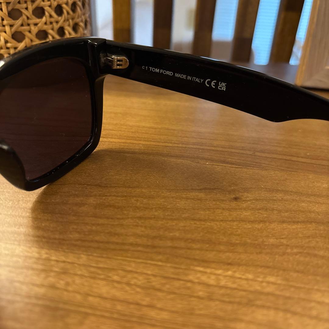 TOM FORD トムフォード サングラス FT1062-5601A