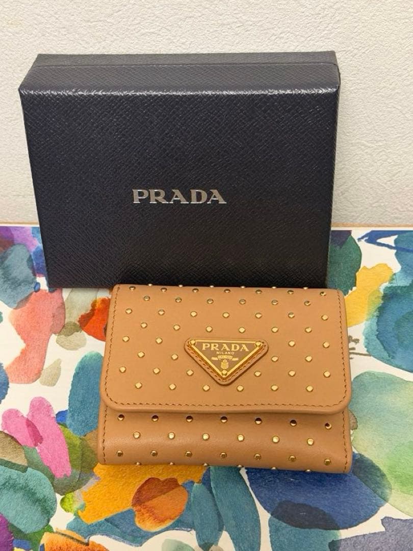 PRADA スタッズ付き三つ折り財布