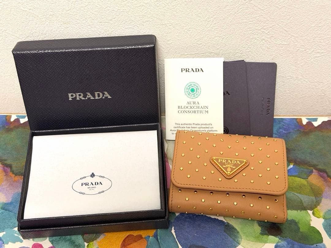 PRADA スタッズ付き三つ折り財布