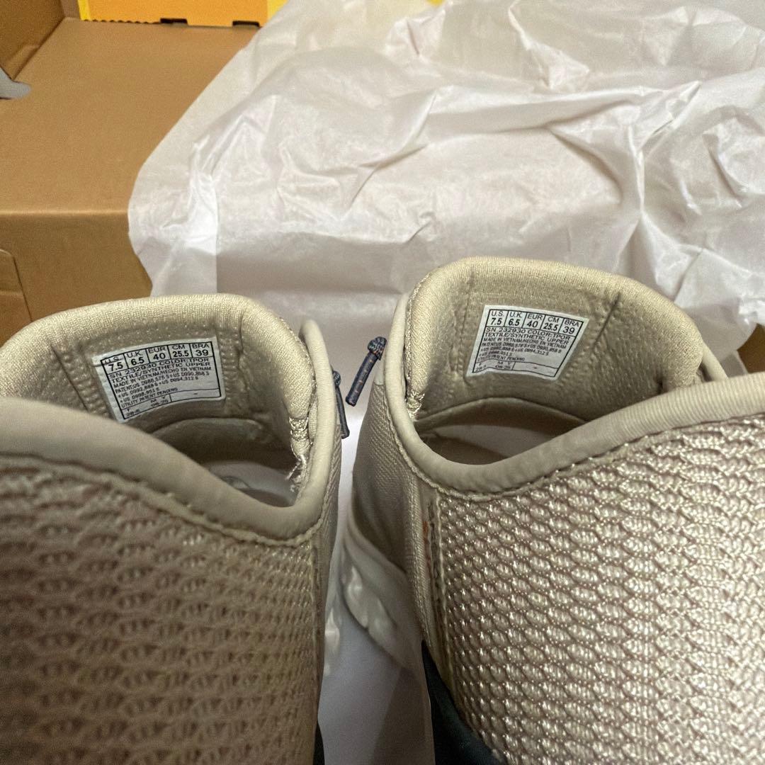 SKECHERS Slip-Ins ベージュ スニーカー