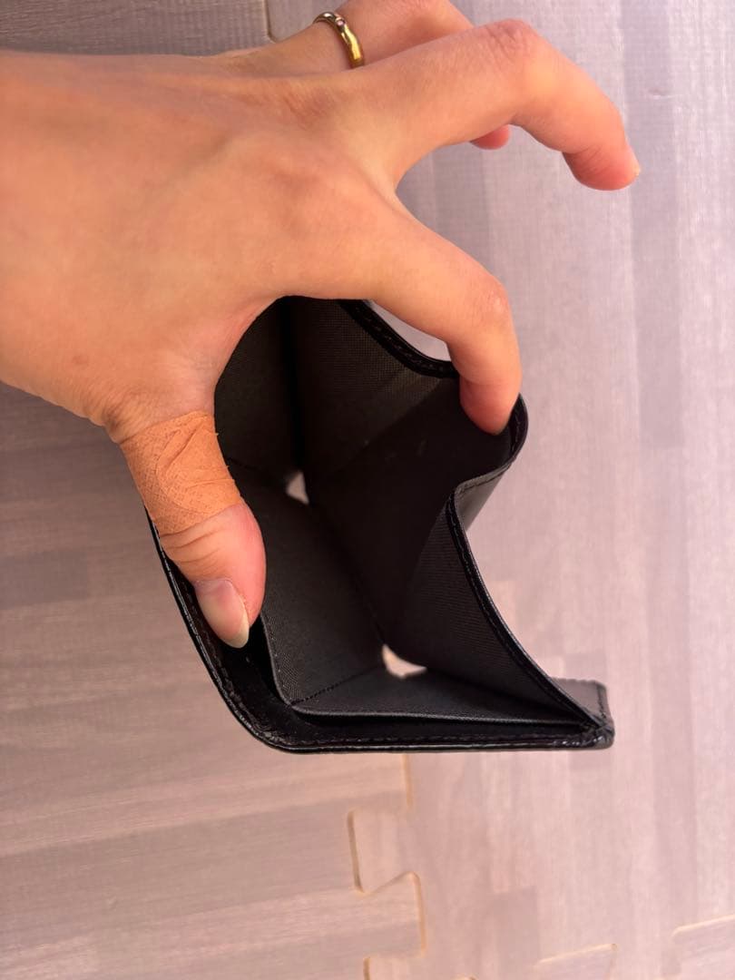ブラックエナメルレザー三つ折り財布