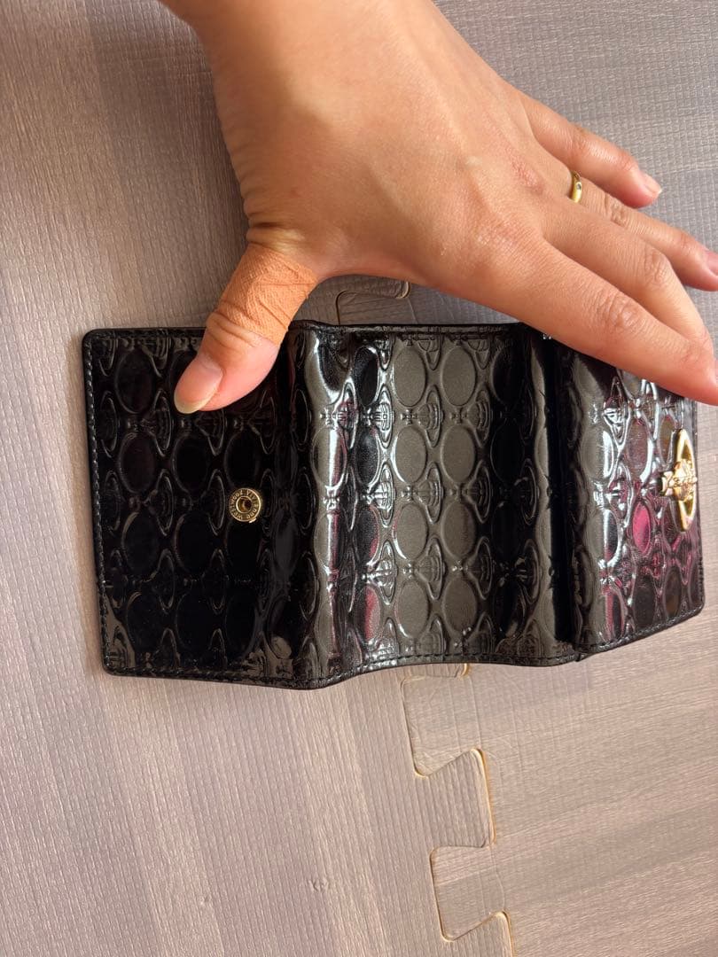 ブラックエナメルレザー三つ折り財布
