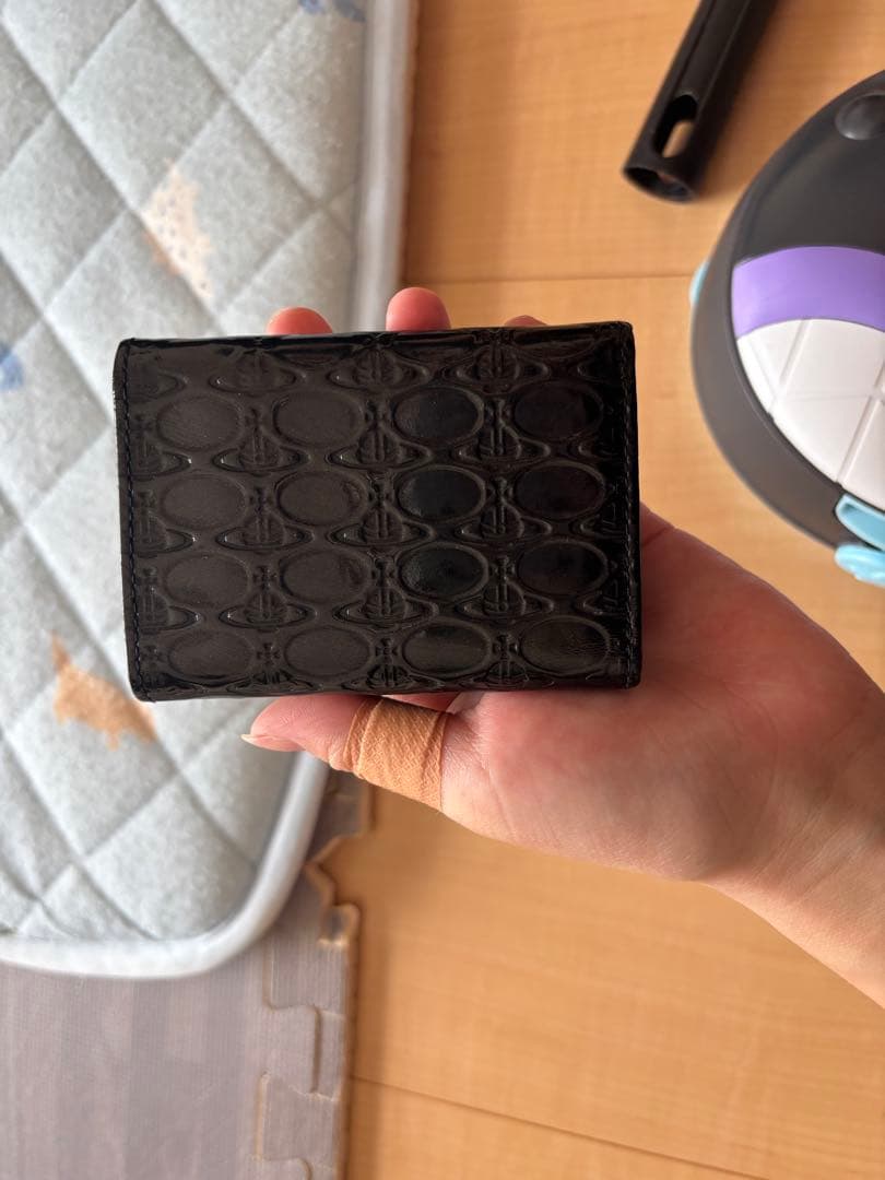 ブラックエナメルレザー三つ折り財布