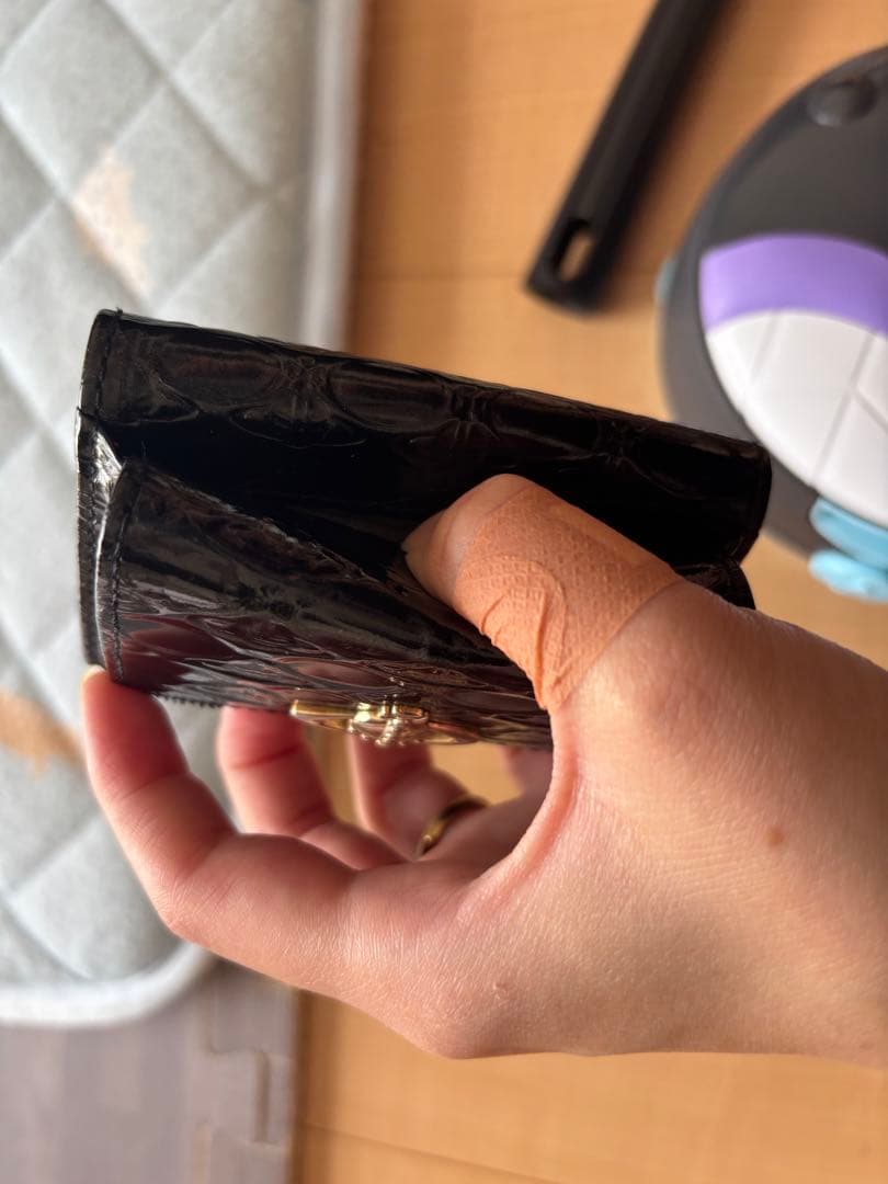 ブラックエナメルレザー三つ折り財布