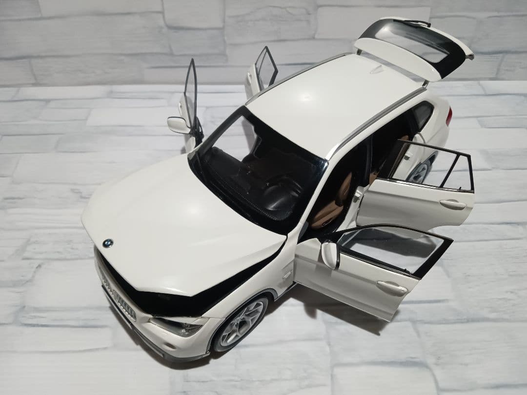 1/18  X1 ディーラー品　ミニカー　ホワイト　内装ブラウン