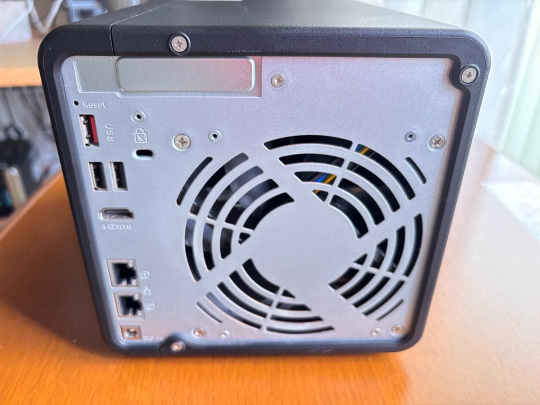 外付けハードディスク・ドライブ QNAP TS-464-8G, SSD 1TBx2, HDD 4TBx4