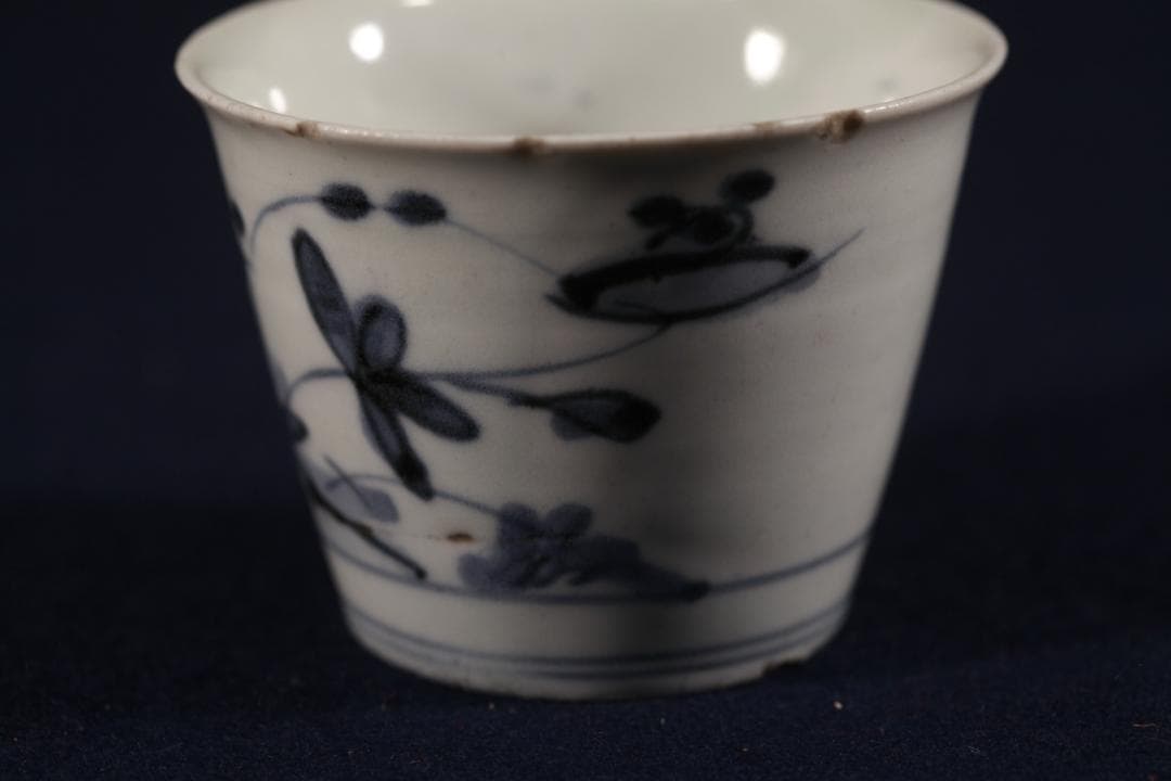 322　初期伊万里中振染付草花図蕎麦猪口　江戸初期