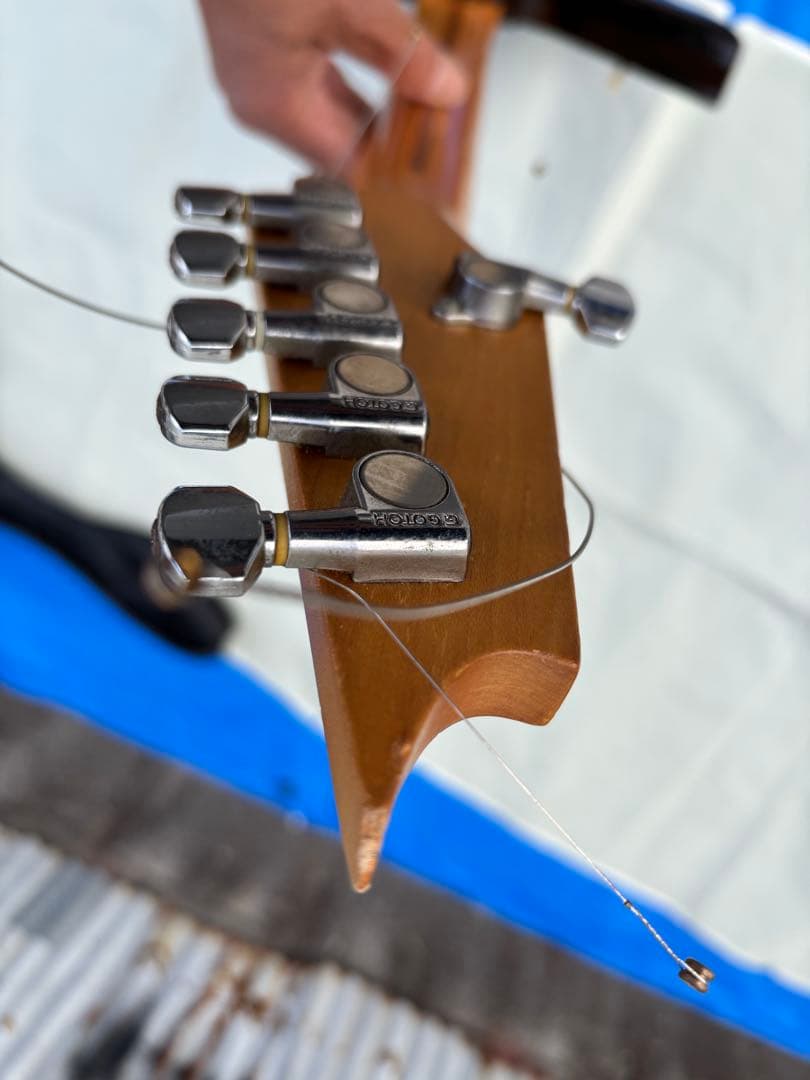 アンティークなKiller Guitars ケ-ス付き 6弦 エレキギター