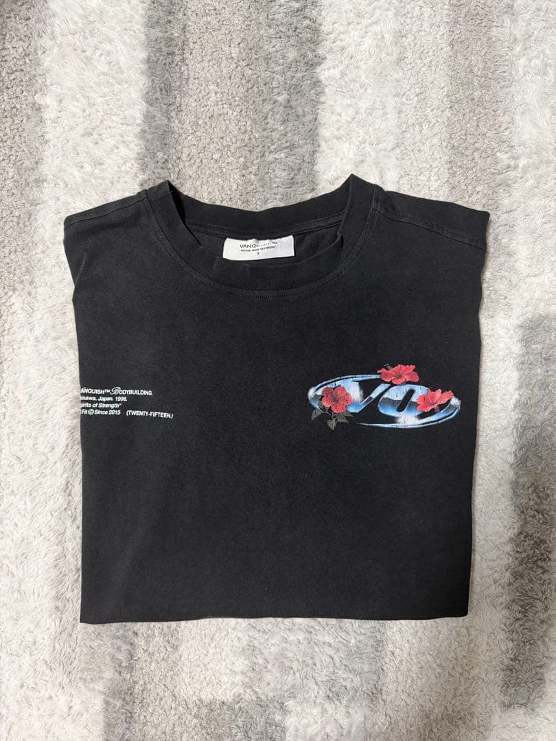 VQ × Shintaro Hibiscus Black Boxy Tシャツ