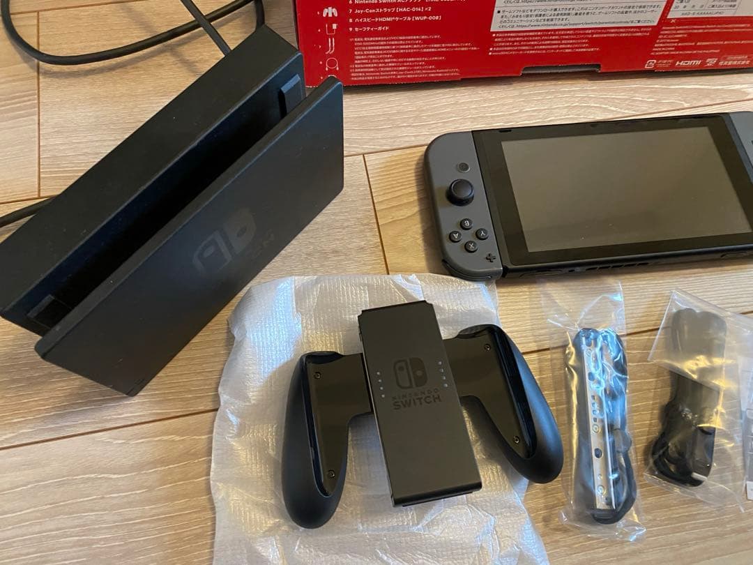 グレーのNintendo Switch本体、ドックとコントローラー　ニンテンドー