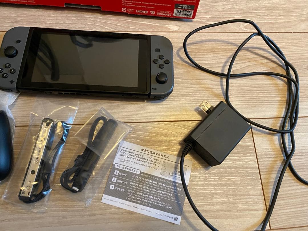 グレーのNintendo Switch本体、ドックとコントローラー　ニンテンドー