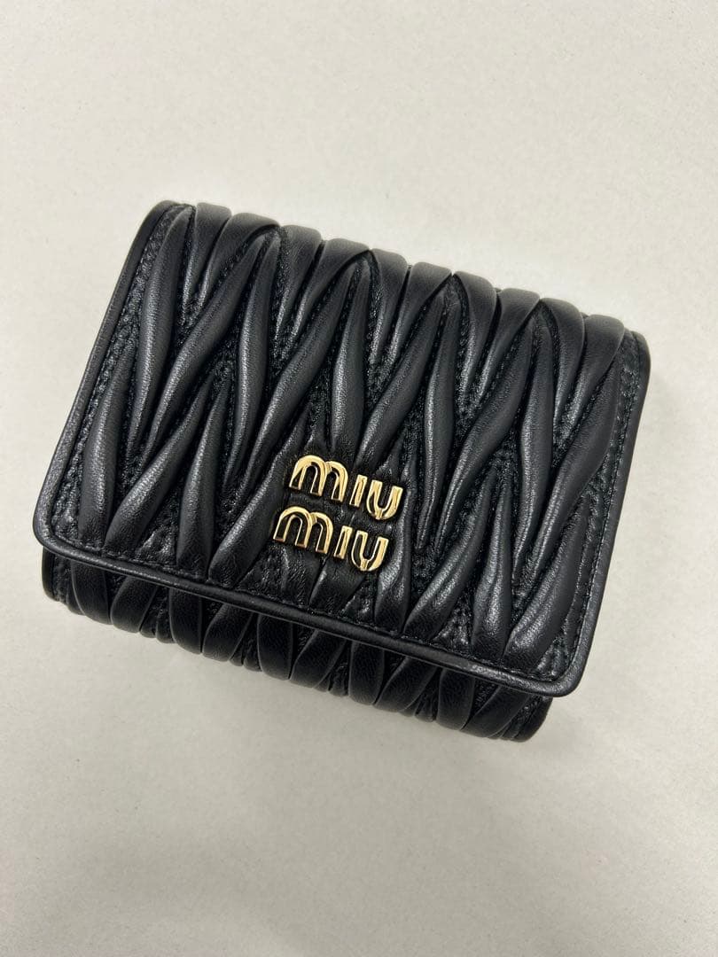 coco様【新品未使用】MIUMIUマテラッセ 三つ折り財布 ブラック
