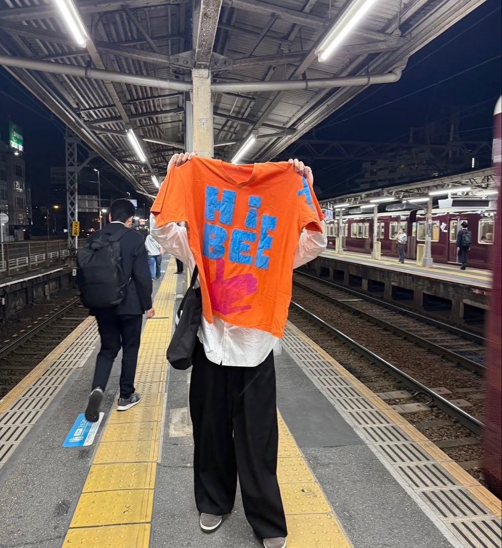 hibiのTシャツ　åbäke abelia edoward goucha