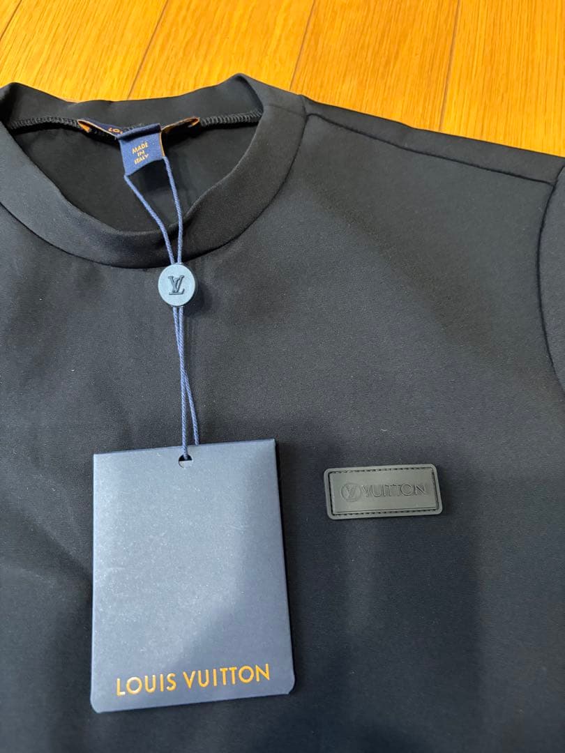 『新品』ルイ・ヴィトン　エンボスドモノグラムスリーブ Tシャツ
