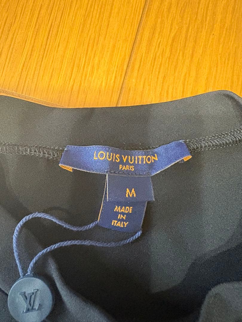 『新品』ルイ・ヴィトン　エンボスドモノグラムスリーブ Tシャツ