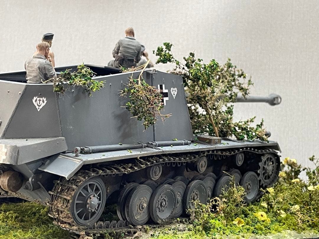 戦車ジオラマ　1/35 ドイツvシュトゥーラ・エミール自走砲と戦車兵