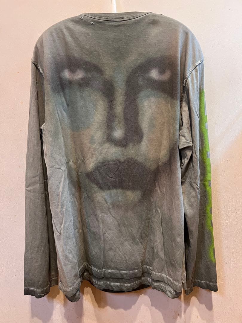DIESEL 顔の穴あきグラフィックロングTシャツ　カーキ