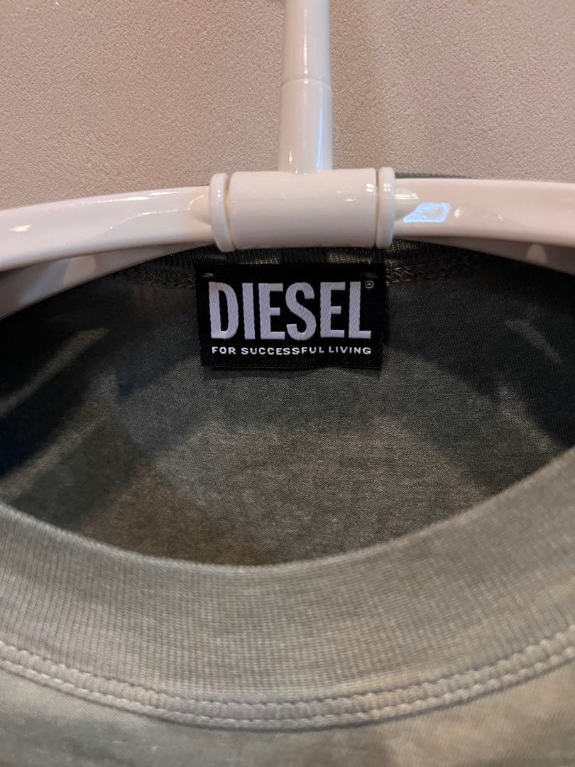 DIESEL 顔の穴あきグラフィックロングTシャツ　カーキ