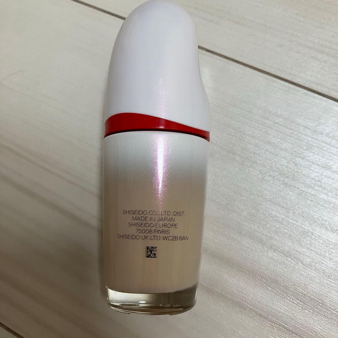 ファンデーション SHISEIDO Revital Essence Skin glow220